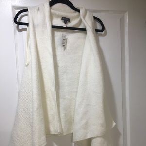 Limited sweater pull on